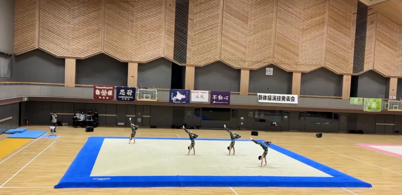 演技中の写真（鹿倒立）